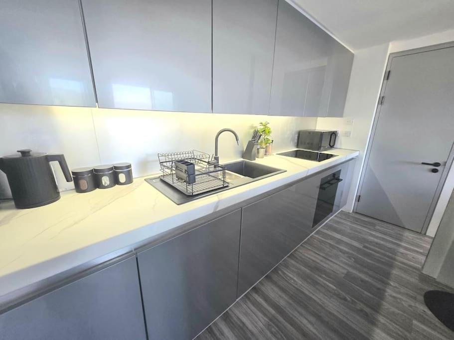 Modern Duplex Penthouse Panoramic Views & Parking Apartment Bradford  Bagian luar foto
