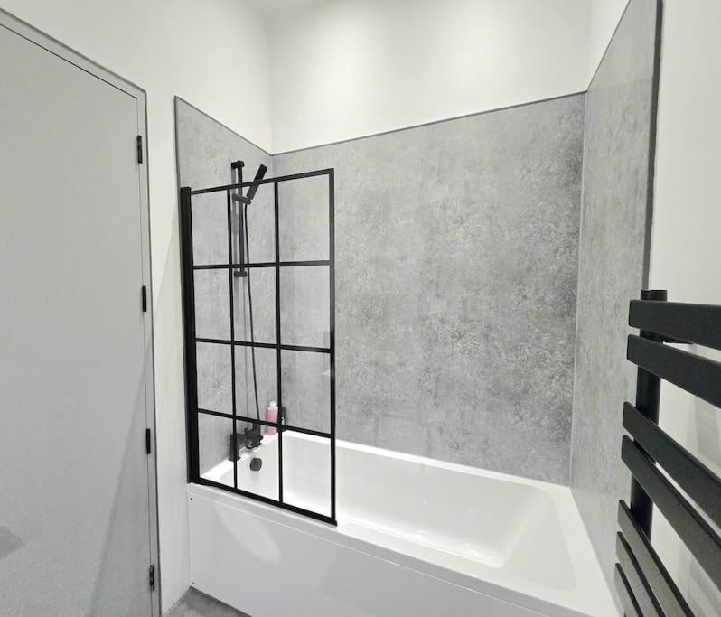 Modern Duplex Penthouse Panoramic Views & Parking Apartment Bradford  Bagian luar foto